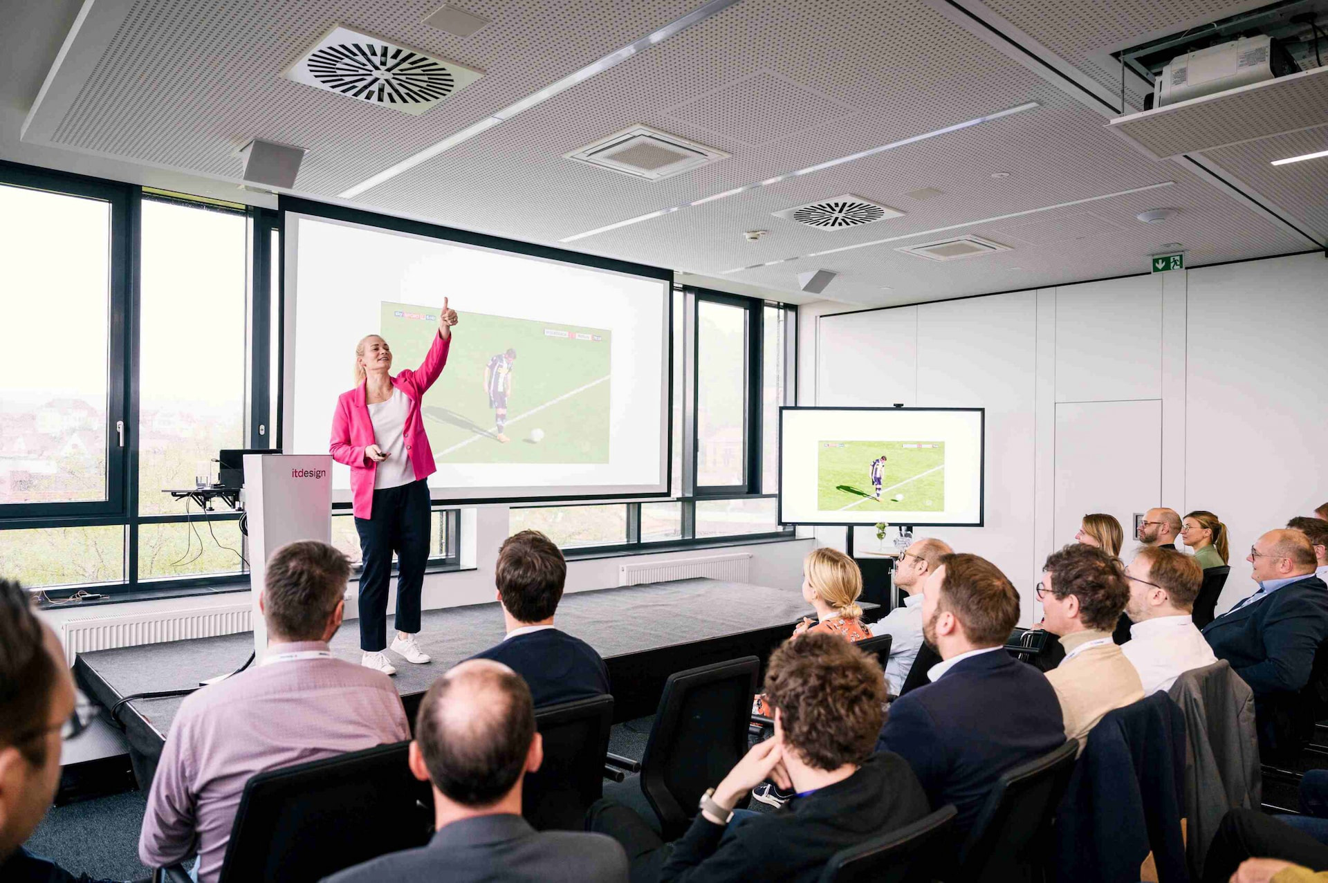 Hauptvortrag der ehemaligen FIFA-Schiedsrichterin Bibiana Steinhaus-Webb bei der Clarity Connect 2024