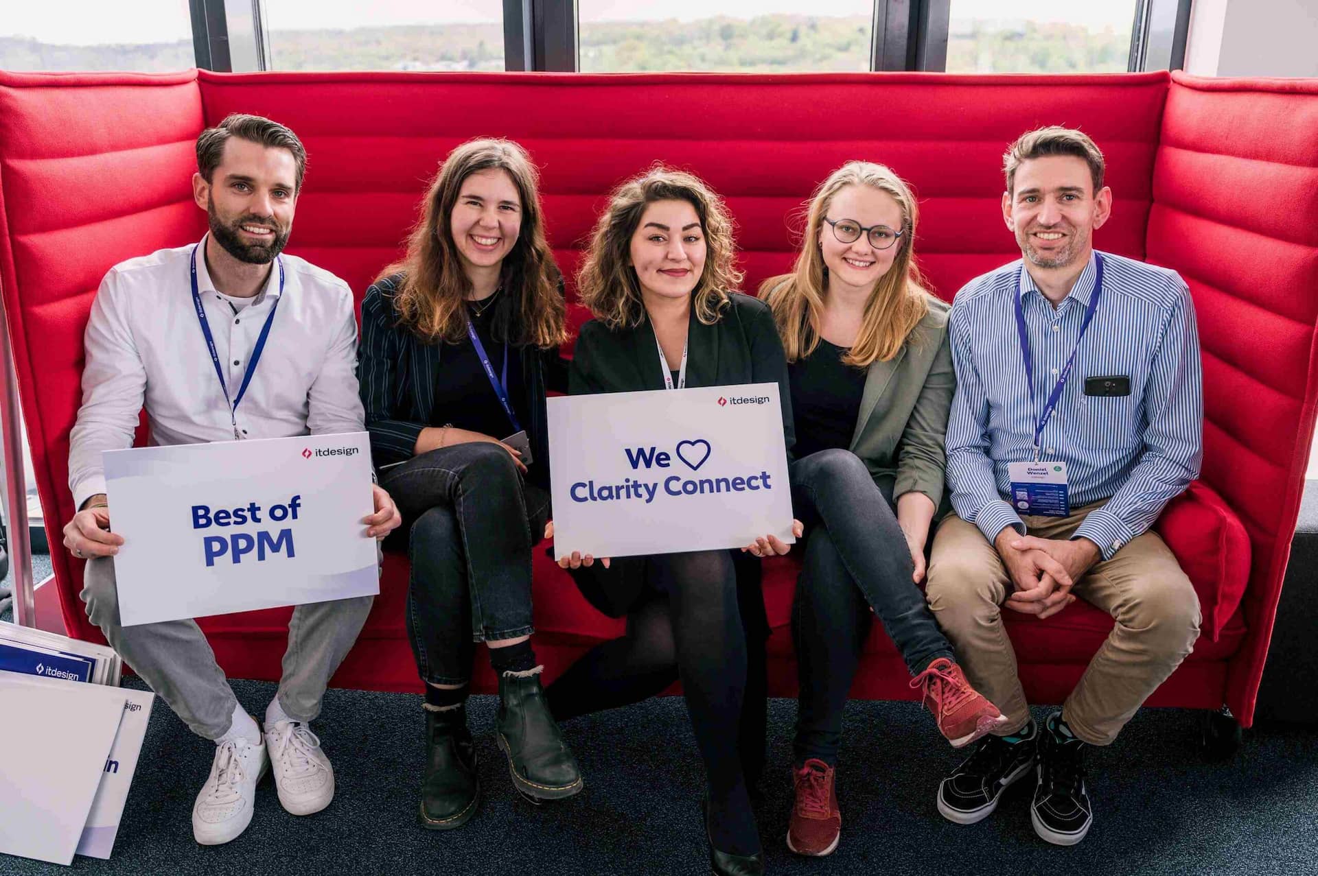 Clarity Connect 2024: Berater und Kunden auf dem roten Sofa