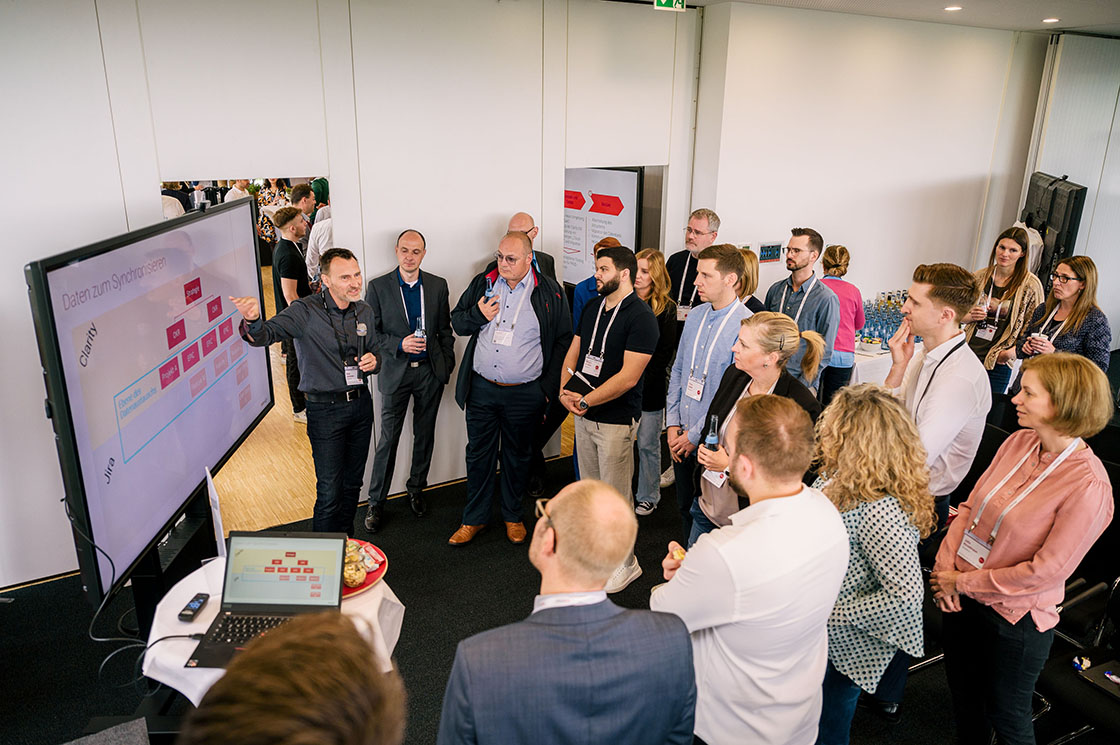 Thementisch mit Moderator und Publikum auf der PPM-Konferenz 2023